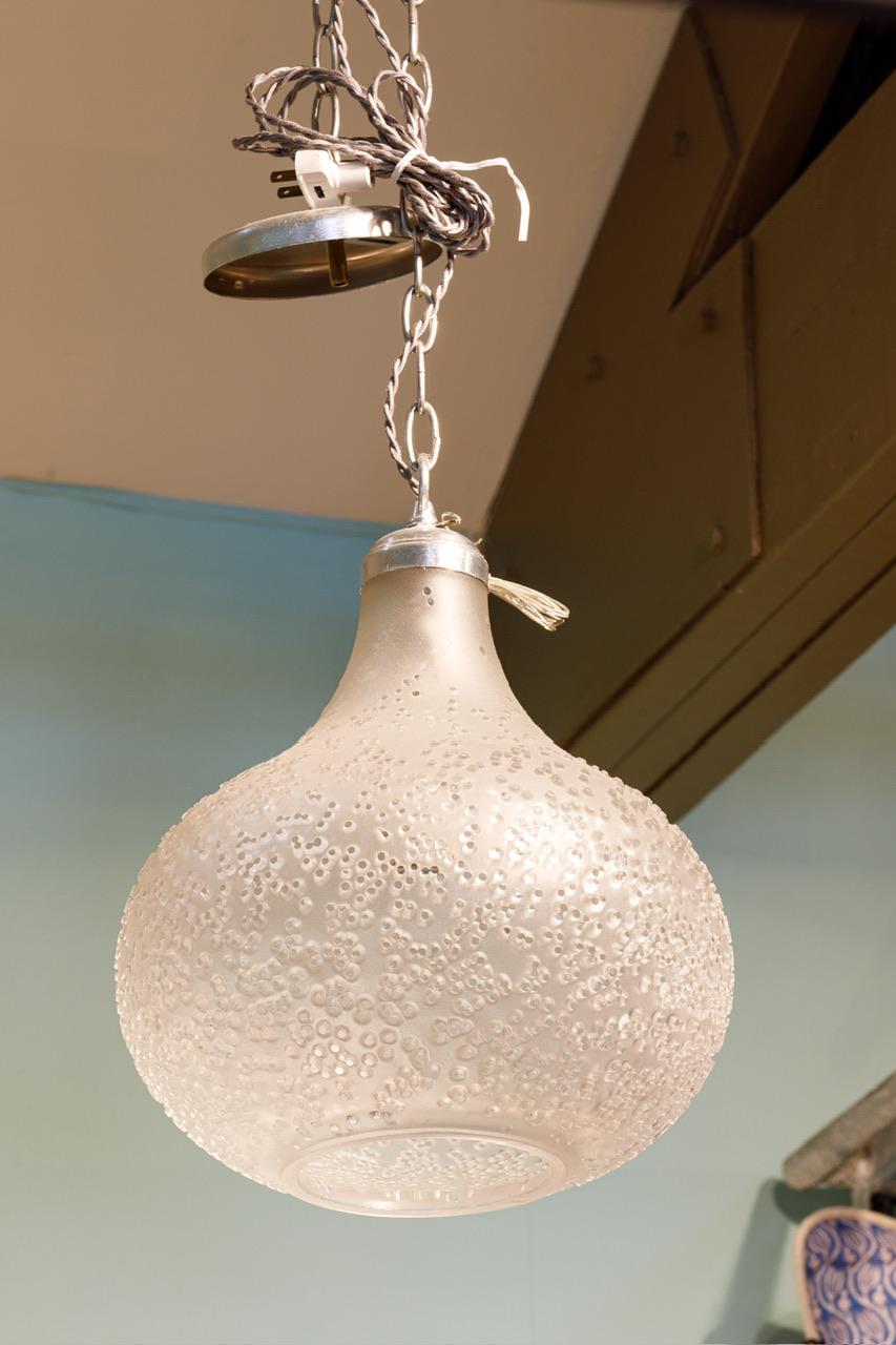 Questo pendente svedese è soffiato a mano e in vetro smerigliato.  Il vetro è pesante ed è semplicemente bellissimo. Ha una forma e una consistenza piuttosto insolita.  Ho visto questo stile di vetro soffiato solo una volta in diversi decenni.  