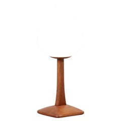 Lampe de table suédoise en verre dépoli et chêne sculpté par Uno 
Östen Kristiansson