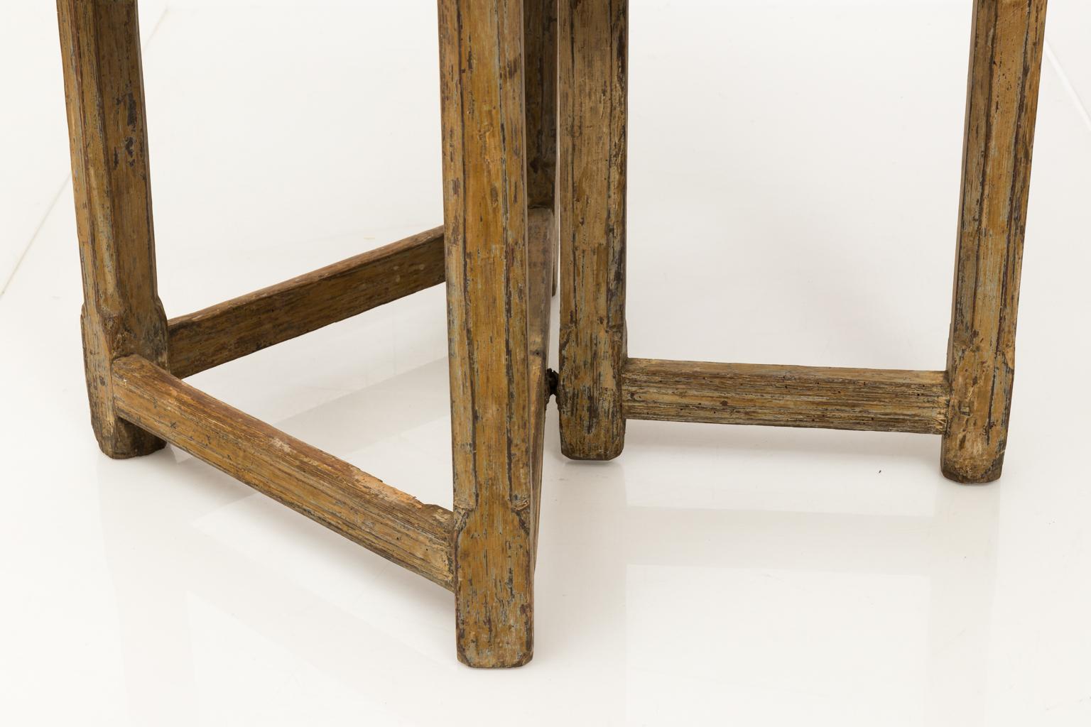 Swedish painted Gustavian style gate leg table with original hinges and hardware, circa 1800.