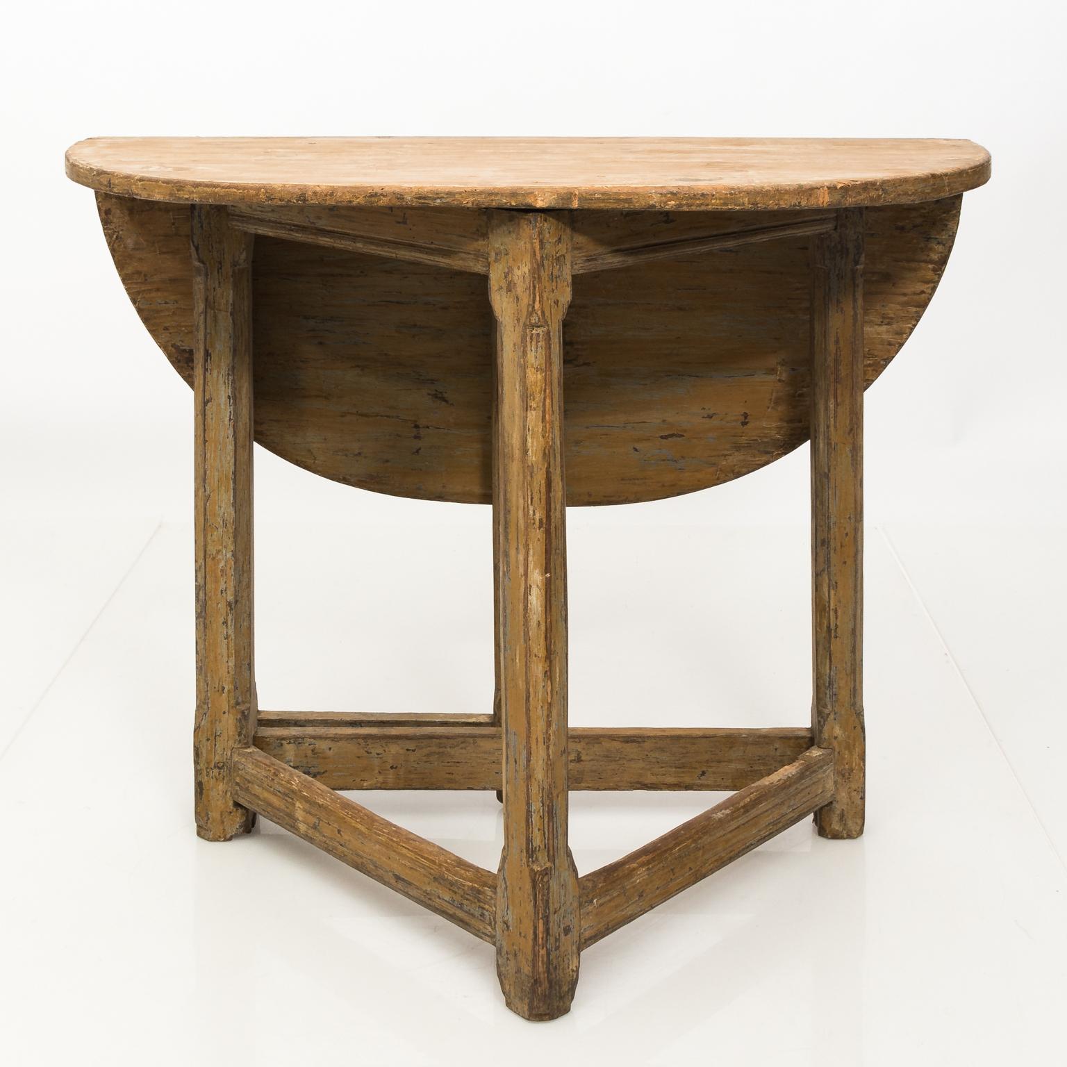 Swedish Gate Leg Table In Good Condition For Sale In Stamford, CT