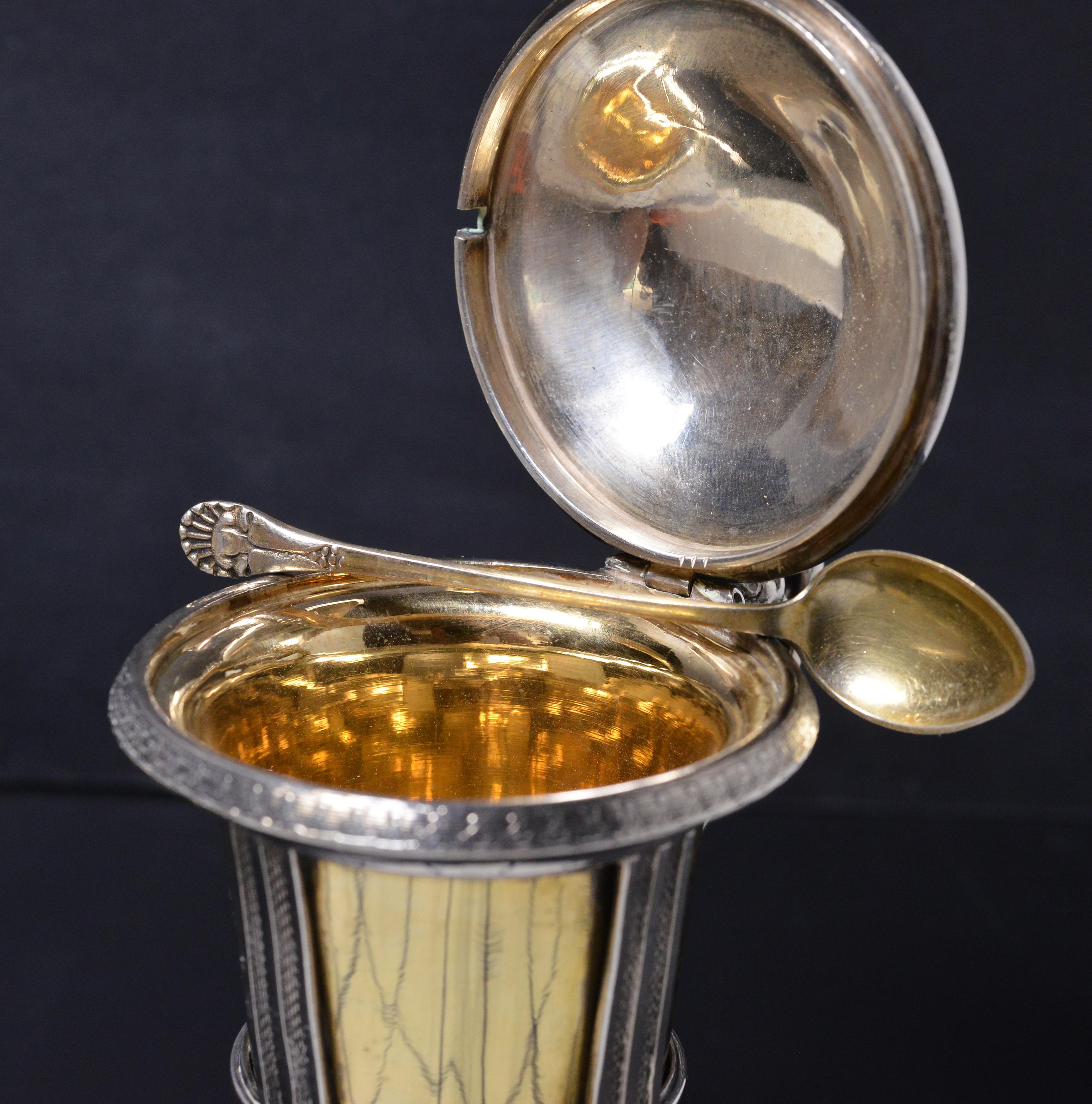 Schwedische vergoldete schwere Silber Senf oder Sauce Tasse Antike Empire Becher 1827 im Angebot 1