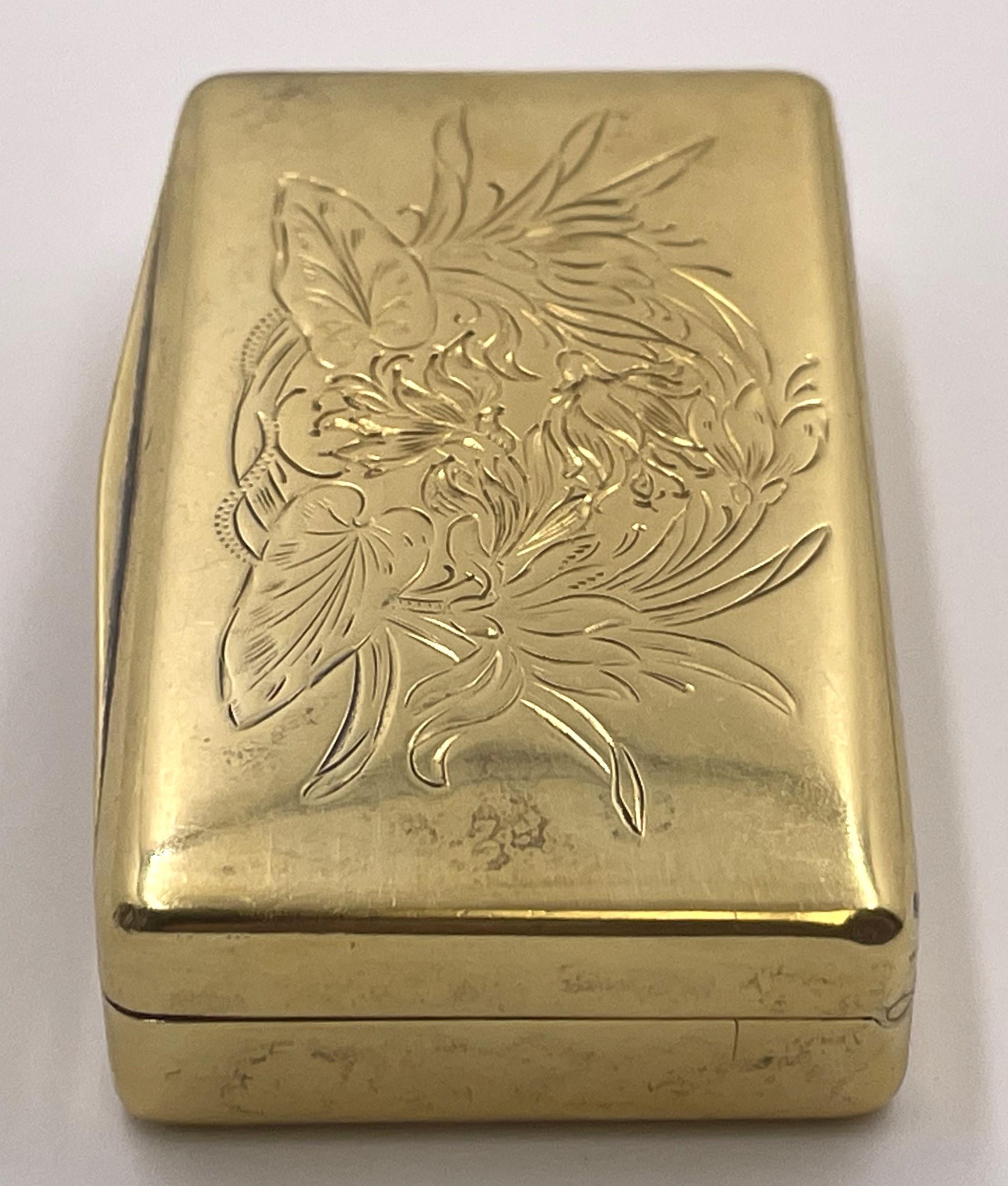 Schwedische Schnupftabakdose aus vergoldetem 0,830er Silber, wunderschön graviert mit floralen und anderen Naturmotiven. Sie misst 3'' in der Tiefe, 1 3/4'' in der Breite und 2/3'' in der Höhe, wiegt 2,3 Feinunzen und trägt die abgebildeten Punzen.