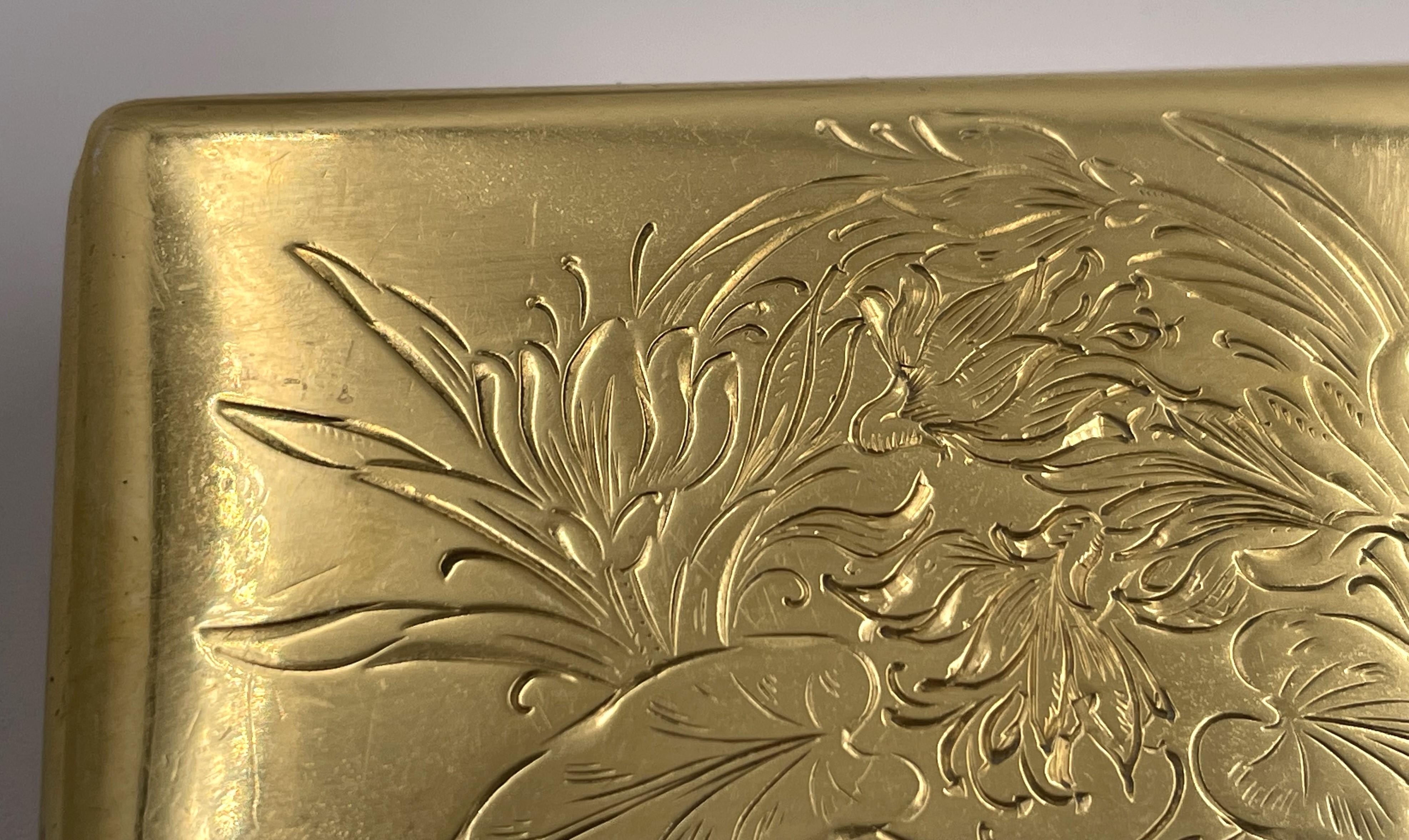 Schwedische vergoldete Silber-Schnupftabakdose mit Blumenmotiven (Vergoldet) im Angebot