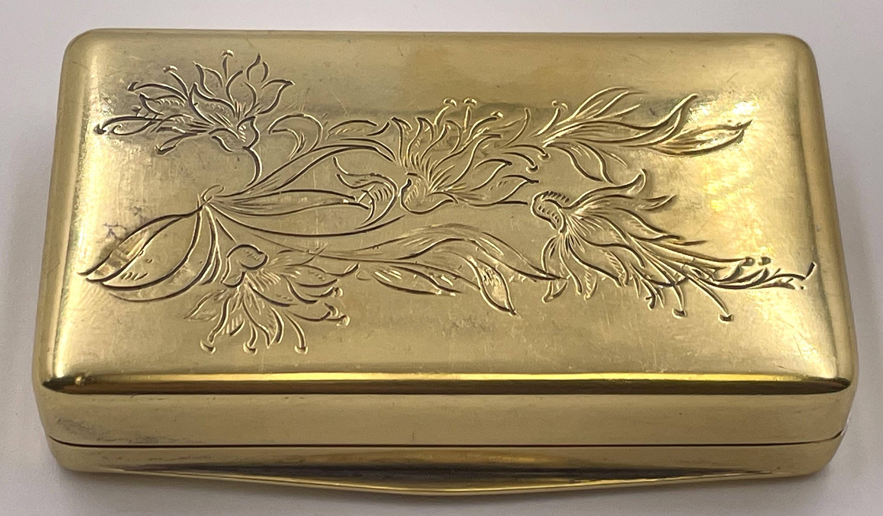 Schwedische vergoldete Silber-Schnupftabakdose mit Blumenmotiven im Zustand „Gut“ im Angebot in New York, NY