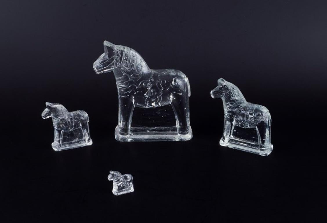 Artistics suédois, quatre chevaux Dala en verre d'art transparent soufflé à la bouche.
Environ à partir de 1970.
Parfait état.
Le plus grand mesure : H 16.0 cm x L 14.5 cm.
Le plus petit mesure : H 3.8 cm x L 3.7 cm.