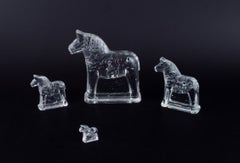 Swedish glass artist. Four Dala horses in clear mouth-blown art glass. 1970s