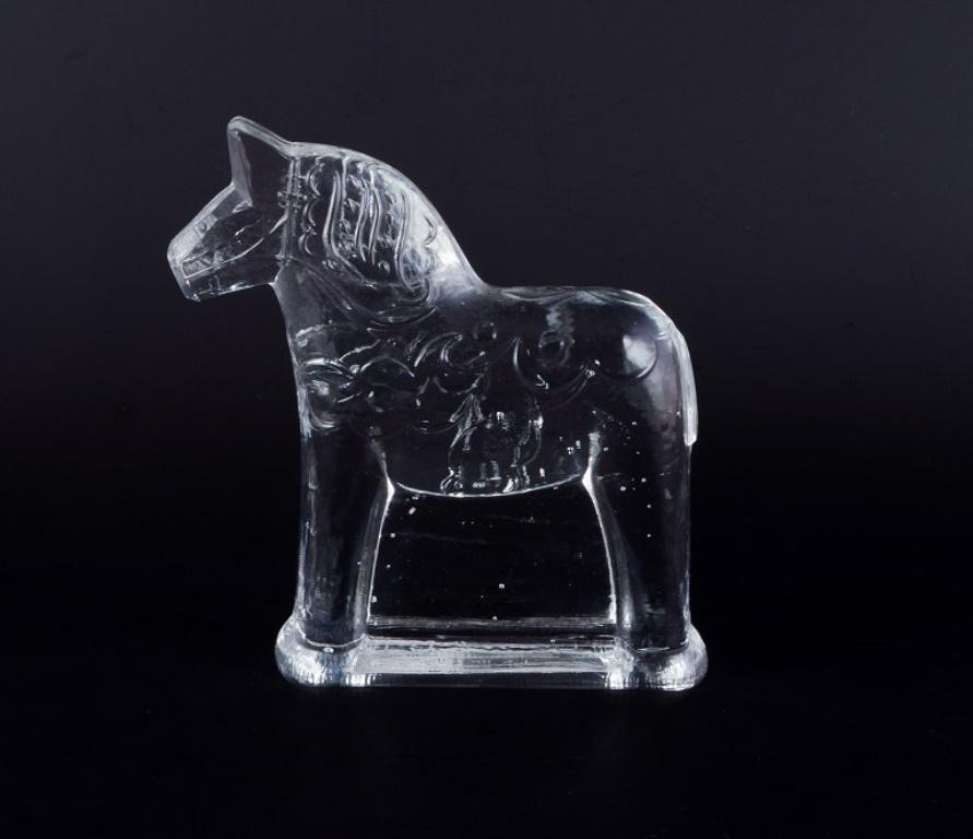 Schwedischer Glaskünstler.
Vier Dala-Pferde aus klarem mundgeblasenem Kunstglas.
Ungefähr ab 1970.
Perfekter Zustand.
Die größten Maße: H 16,0 cm x L 14,5 cm.
Die kleinsten Maße: H 5,3 cm x L 5,0 cm.
