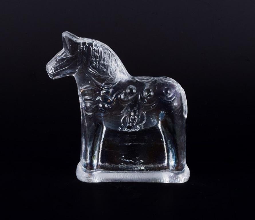 Schwedischer Glaskünstler. Vier Dala-Pferde aus klarem mundgeblasenem Kunstglas.  (Skandinavische Moderne) im Angebot