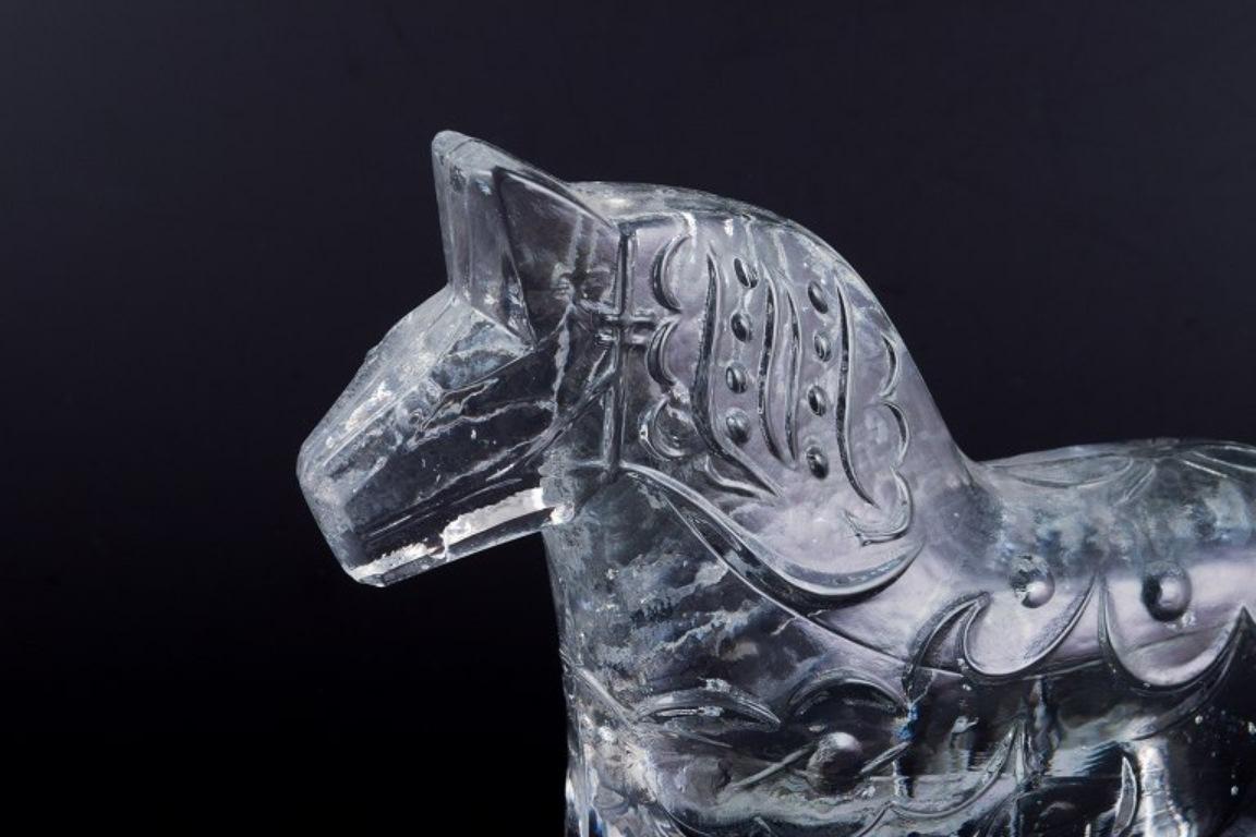 Schwedischer Glaskünstler. Vier Dala-Pferde aus klarem mundgeblasenem Kunstglas.  (Glaskunst) im Angebot