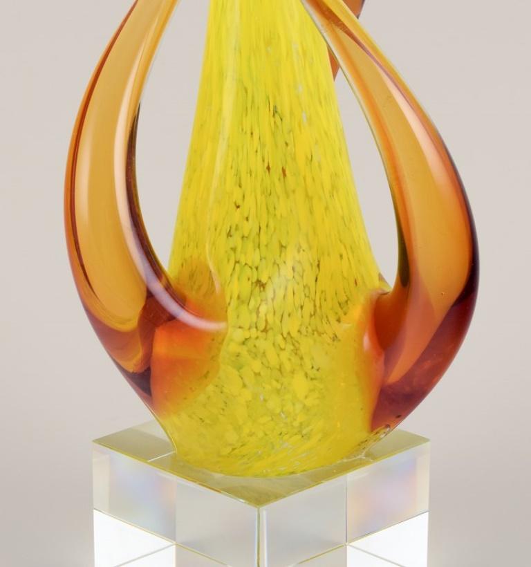 20ième siècle Artiste verrier suédois. Grande sculpture en verre d'art. Décoration jaune et ambrée. en vente