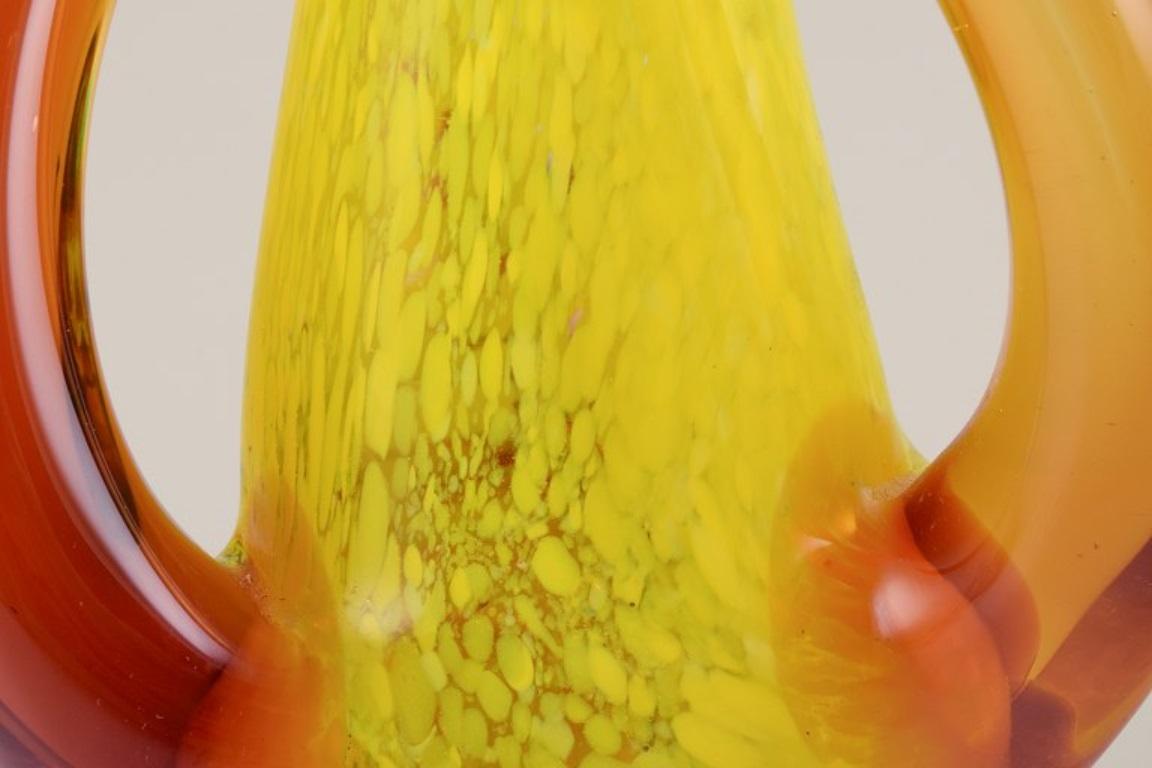 Verre d'art Artiste verrier suédois. Grande sculpture en verre d'art. Décoration jaune et ambrée. en vente