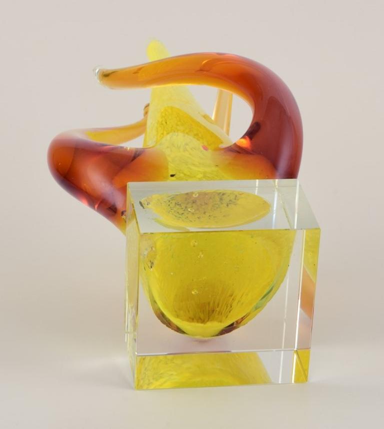 Artiste verrier suédois. Grande sculpture en verre d'art. Décoration jaune et ambrée. en vente 1