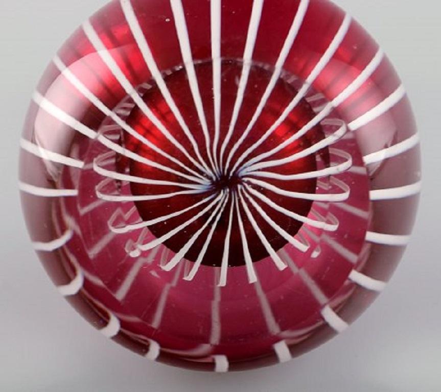 Artiste verrier suédois, vase de forme organique en verre d'art violet et transparent Excellent état - En vente à København, Copenhagen