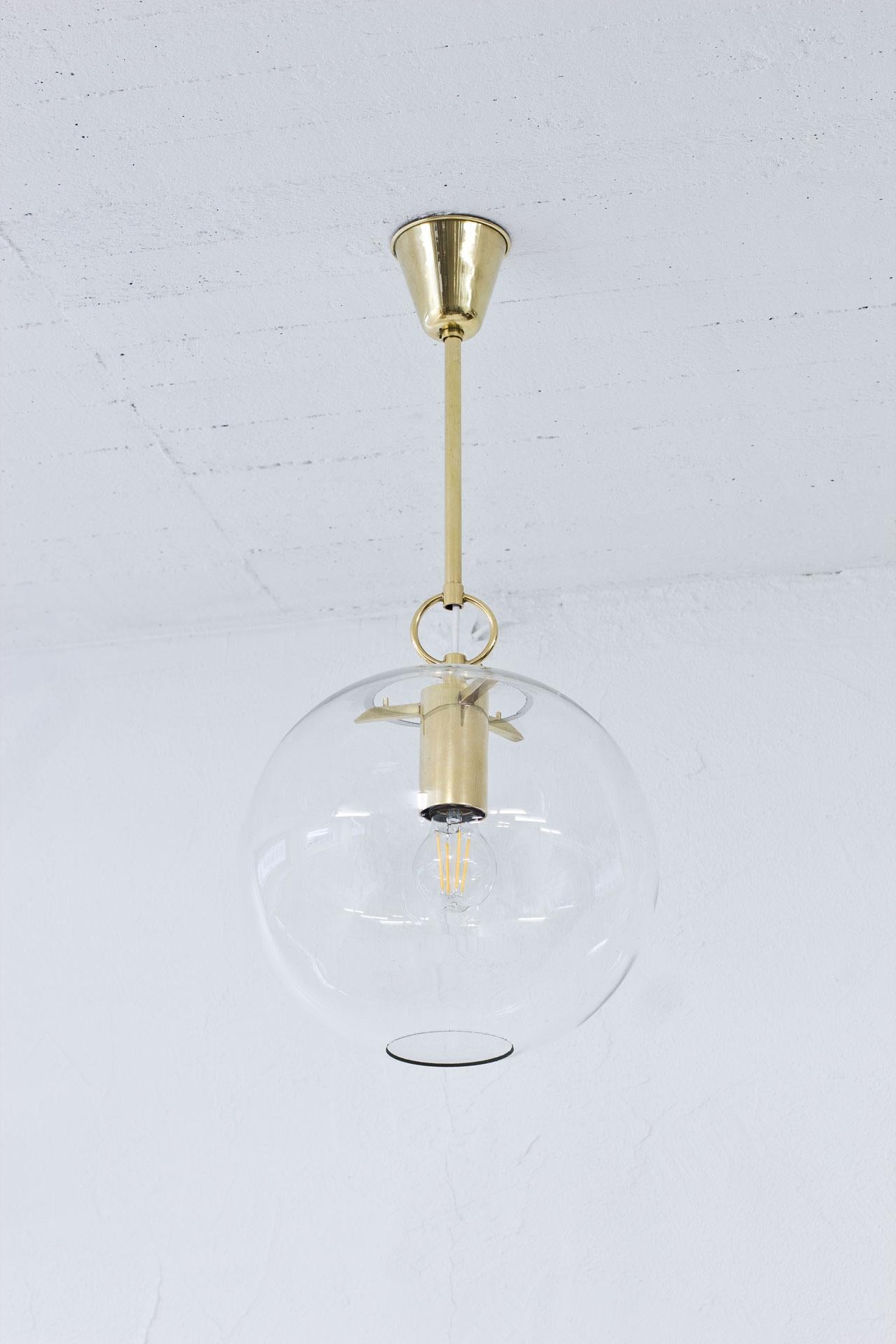 Pendant lamp designed and manufactured by Hans-Agne Jakobsson in Sweden during the 1950s.
Brass fittings with original clear glass shade.
New electricity.