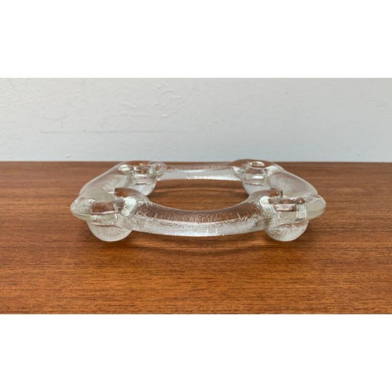 Anillo portavelas de cristal sueco de Pukeberg, años 70, en muy buen estado. Diseñado entre 1970 y 1979 Dispongo de pruebas oficiales de autenticidad, como catálogos antiguos, registros de diseñadores u otras fuentes bibliográficas, y asumo toda la