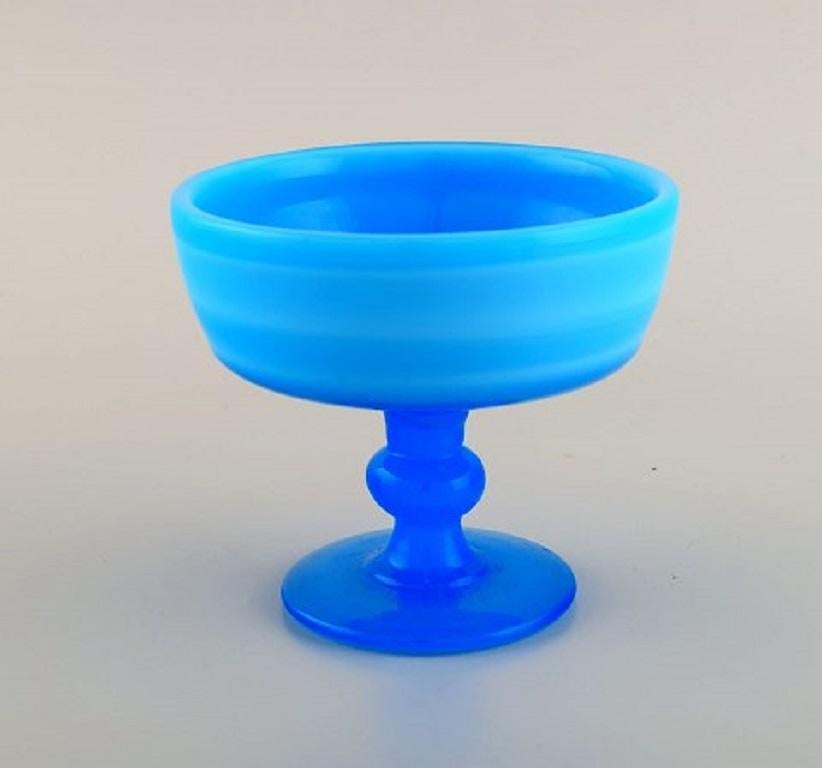 Swedish glass designer. Compote in turquoise mouth-blown art glass, 1970s / 80s.
Measures: 13 x 11.5 cm.
In excellent condition.