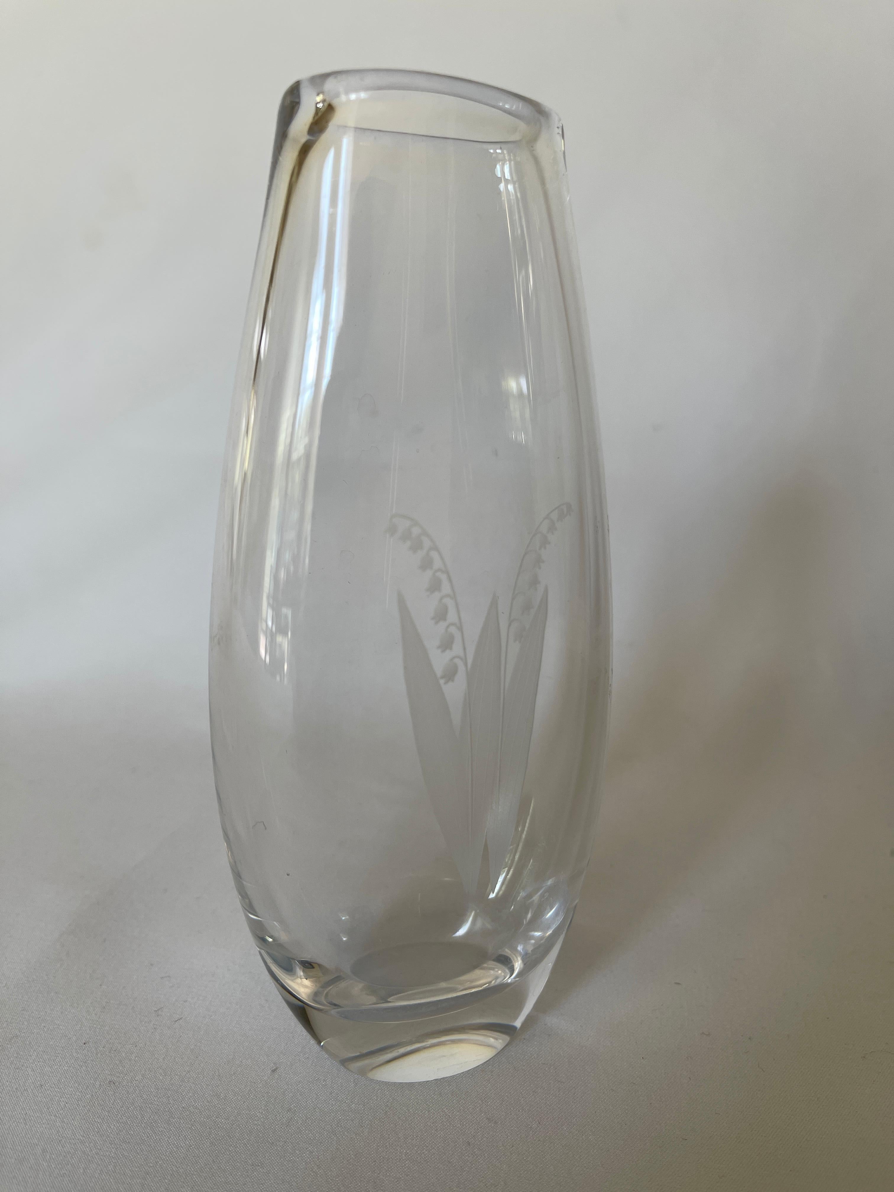 Vase en verre suédois conçu par Sven Palmqvist (1906-1984), avec une gravure sur le verre. 
Motif de fleur de muguet.  Signature et numéro incisés sur le fond, 
Orrefors  P 371016
