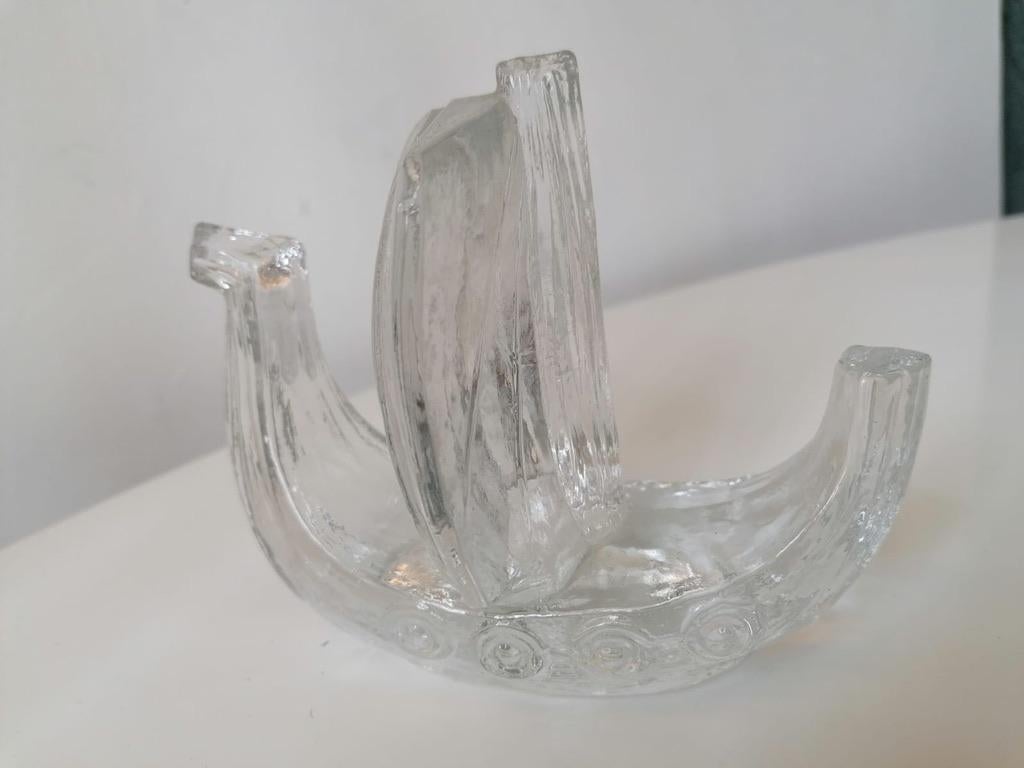 Handgeblasene Glasskulptur in Form eines Segelbootes, die in den 1960er Jahren von Pukeberg in Schweden hergestellt wurde.