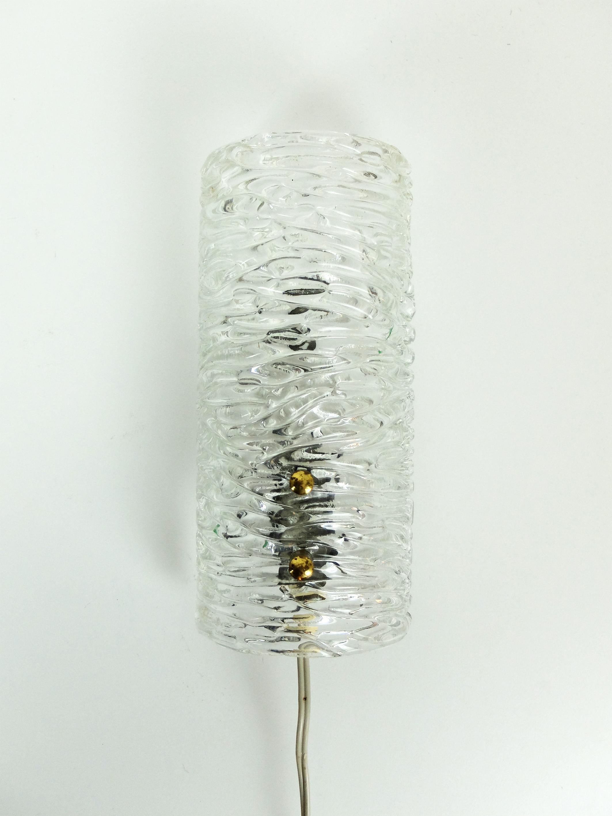 Applique murale en verre, modèle 8493, conçue par Carl Fagerlund dans les années 1960 et produite par Orrefors, Suède (le logo de l'entreprise est estampillé sur le luminaire). 

Abat-jour en verre transparent avec un motif organique qui rappelle