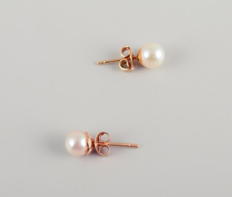 Schwedischer Goldschmied. Ein Paar klassische Ohrstecker aus 18-karätigem Gold, verziert mit Zuchtperlen.
Mitte des 20. Jahrhunderts.
In ausgezeichnetem Zustand.
Markiert.
Abmessungen: Länge 15 mm.