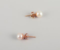 Swedish goldsmith. A pair of classic ear studs in 18 karat gold.