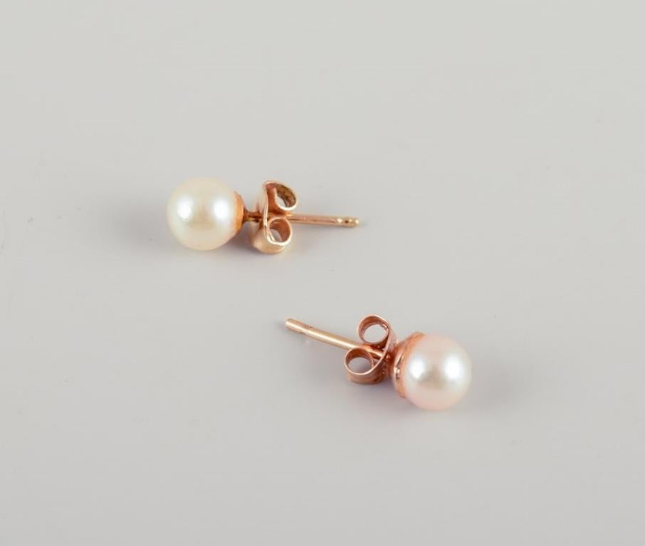 Swedish goldsmith. A pair of classic ear studs in 18 karat gold.