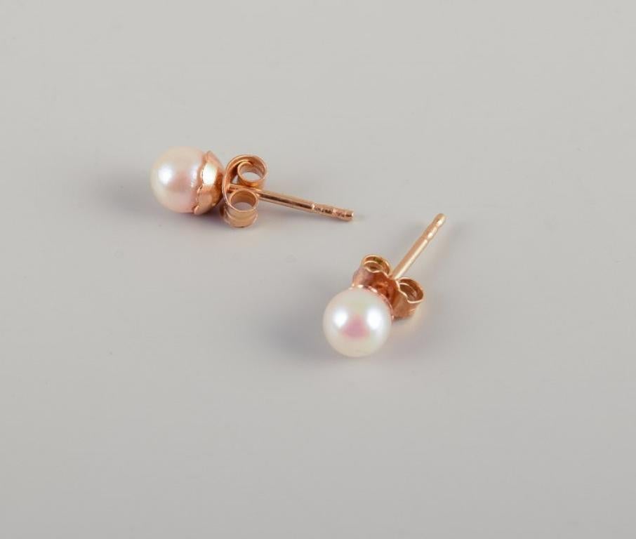 Swedish goldsmith. A pair of classic ear studs in 18-karat gold adorned with cultured pearls.
Mid-20th century.
In excellent condition.
Marked.
Dimensions: Length 15 mm.