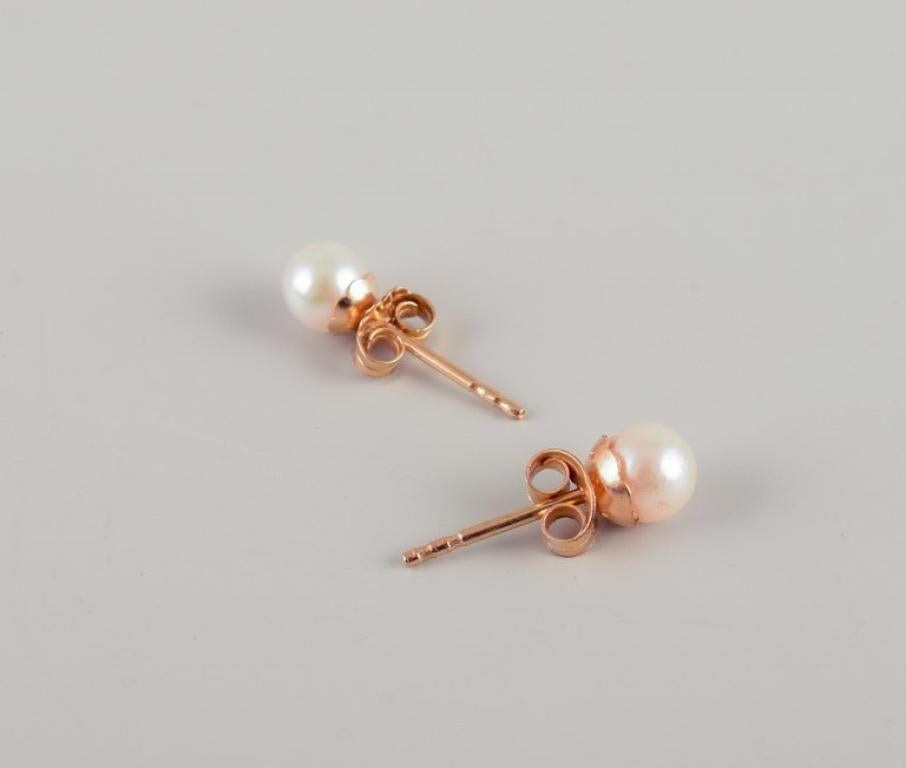 Swedish goldsmith. A pair of ear studs in gold with cultured pearls. In Excellent Condition For Sale In bronshoj, DK