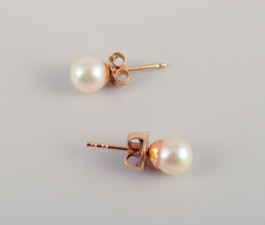 Orfèvre suédois. Une paire de clous d'oreilles classiques en or 18 carats ornés de perles de culture.
Milieu du 20e siècle.
En parfait état.
Marqué.
Dimensions : Longueur 15 mm.