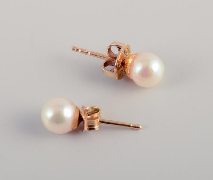 Orfèvre suédois. Une paire de clous d'oreilles en or avec des perles de culture. Milieu du 20e siècle. Excellent état - En vente à bronshoj, DK