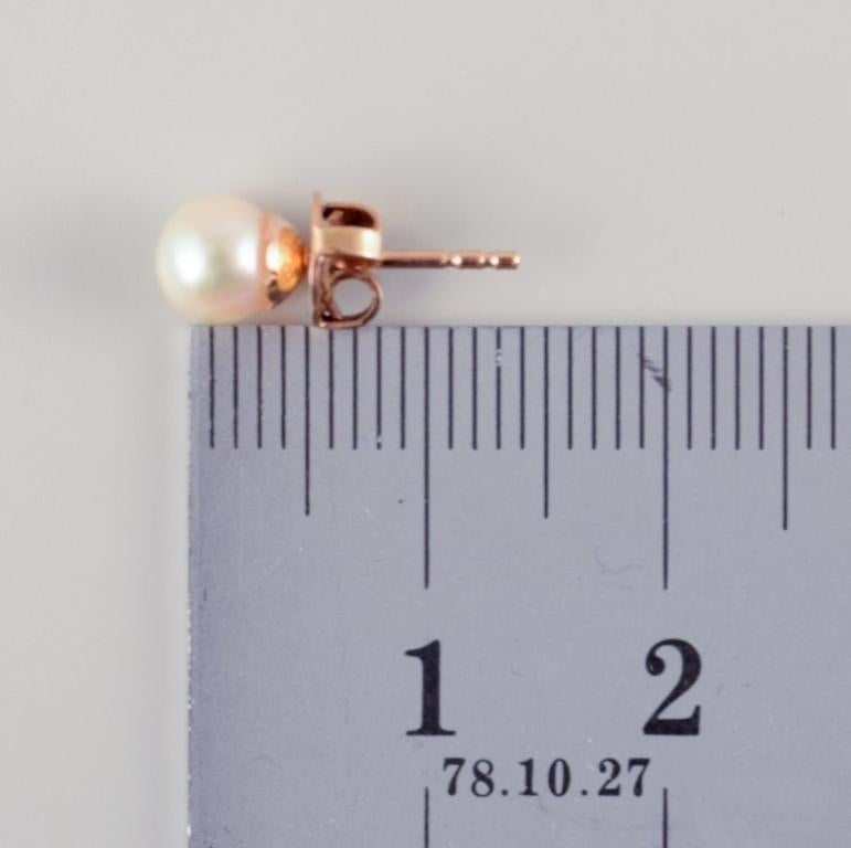 Orfèvre suédois. Une paire de clous d'oreilles en or avec des perles de culture. Milieu du 20e siècle. en vente 1