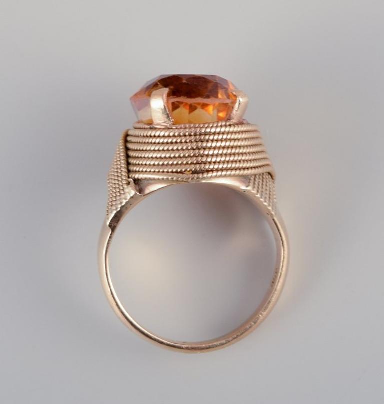 Schwedischer Goldschmied. Großer 18 Karat Cocktailring mit bernsteinfarbenem Citrin im Angebot 2
