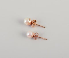 Swedish goldsmith. Pair of ear studs. 18-karat gold with cultured pearls.