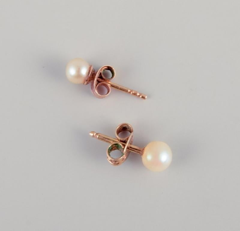 Swedish goldsmith. A pair of classic ear studs in 18-karat gold adorned with cultured pearls.
Mid-20th century.
In excellent condition.
Marked.
Dimensions: Length 14 mm.