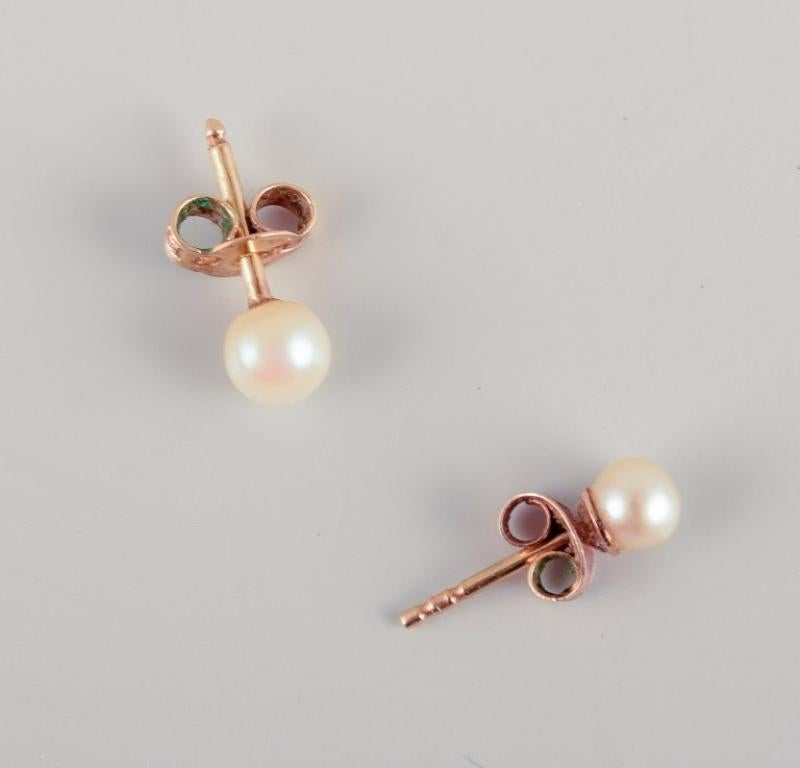 Swedish goldsmith. Pair of ear studs in 18 karat gold with cultured pearls. In Excellent Condition For Sale In bronshoj, DK