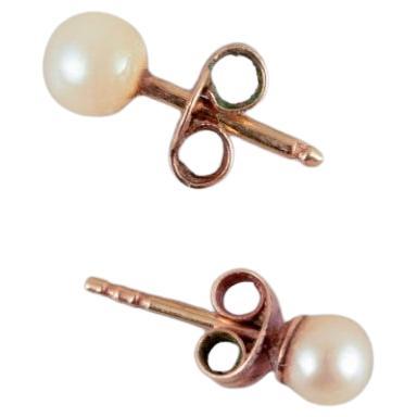 Swedish goldsmith. Pair of ear studs in 18 karat gold with cultured pearls.