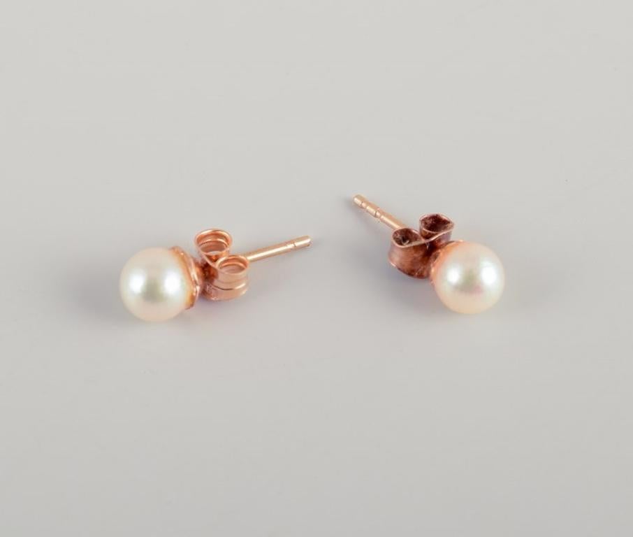 Swedish goldsmith. A pair of classic ear studs in 18 karat gold adorned with cultured pearls.
Mid-20th century.
In excellent condition.
Marked.
Dimensions: Length 15 mm.