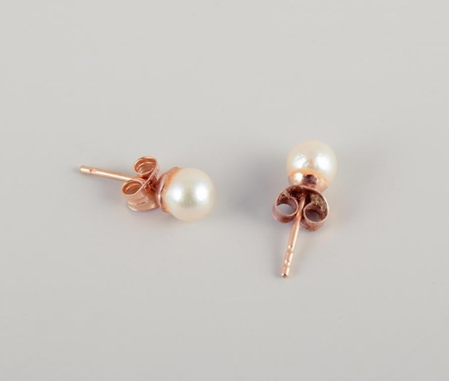 Swedish goldsmith. Pair of ear studs in gold with cultured pearls. In Excellent Condition For Sale In bronshoj, DK