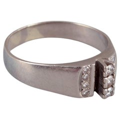 Schwedischer Goldschmied. Ring aus 18-karätigem Weißgold, geschmückt mit elf Diamanten.