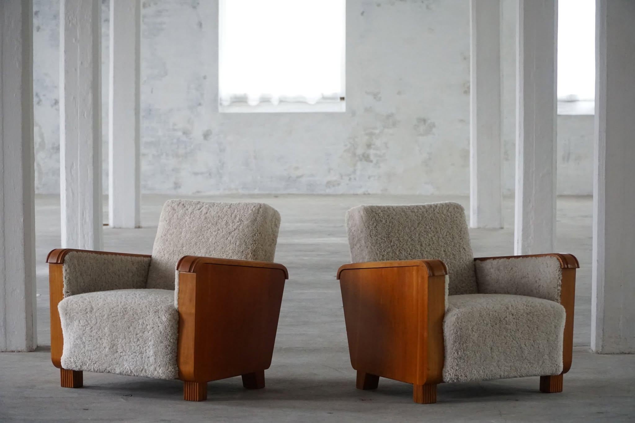 Une charmante paire de chaises de salon Art déco fabriquées en orme et retapissées en luxueuse laine d'agneau tondante. Fabriquées dans les années 1930 par un ébéniste suédois, ces chaises incarnent l'élégance raffinée du mouvement Swedish Grace.