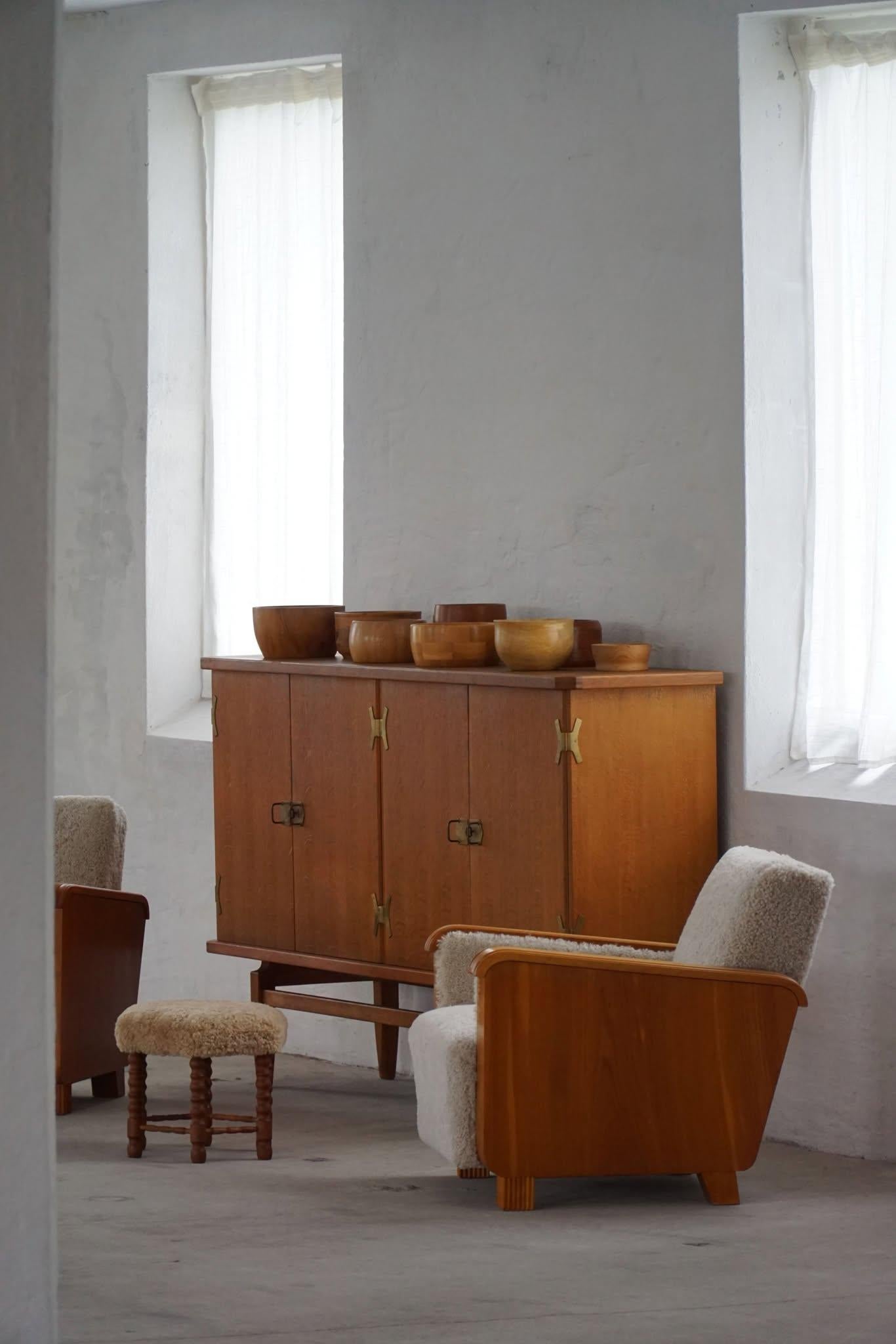 Suédois Swedish Grace, paire de chaises longues Art déco en orme et laine d'agneau, années 1930 en vente