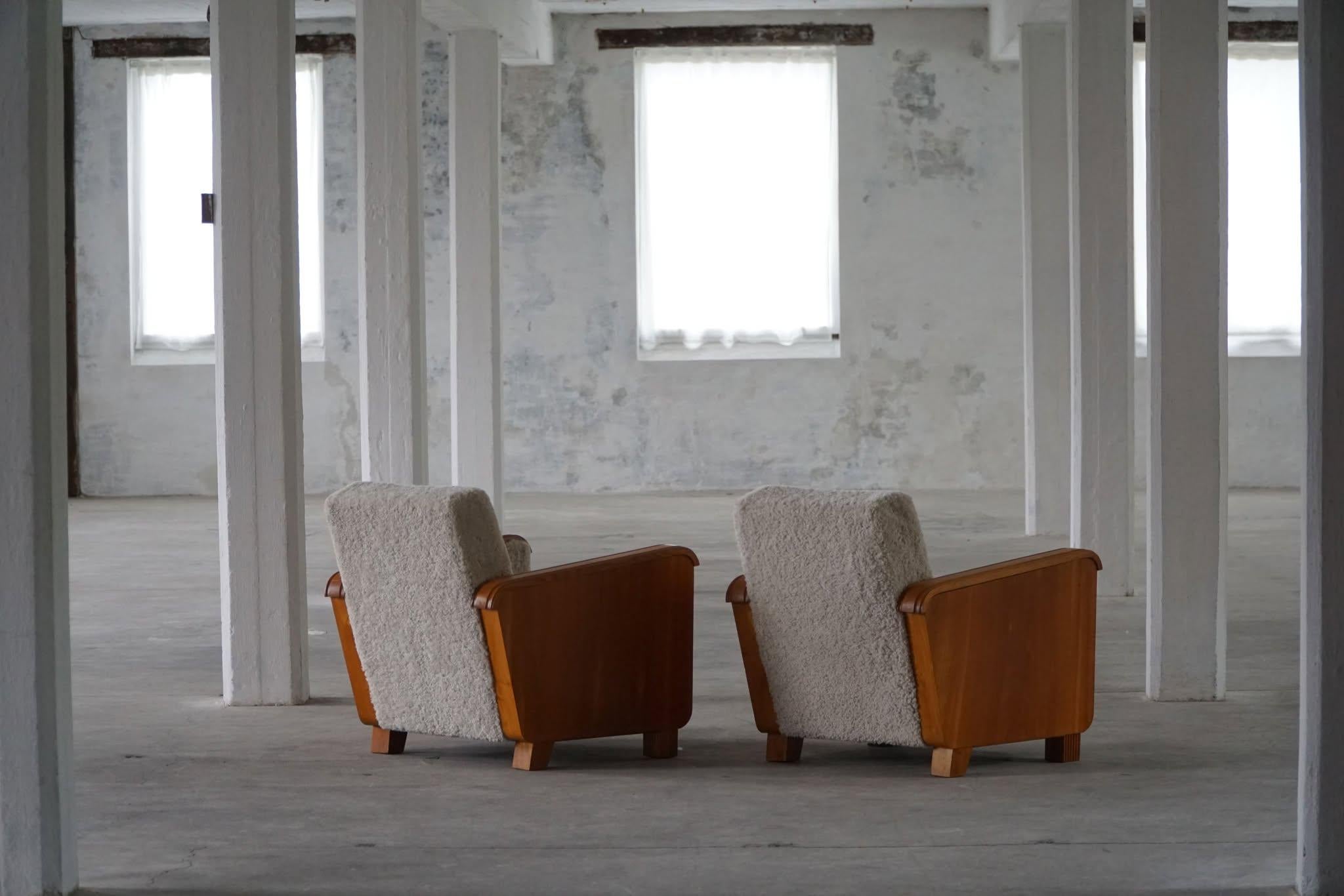 Fait main Swedish Grace, paire de chaises longues Art déco en orme et laine d'agneau, années 1930 en vente
