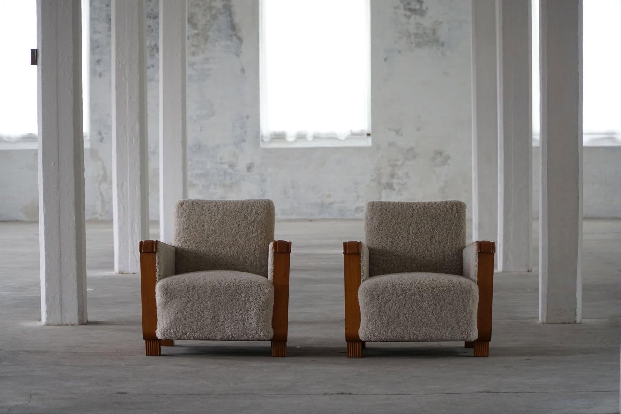 Swedish Grace, paire de chaises longues Art déco en orme et laine d'agneau, années 1930 Bon état - En vente à Odense, DK