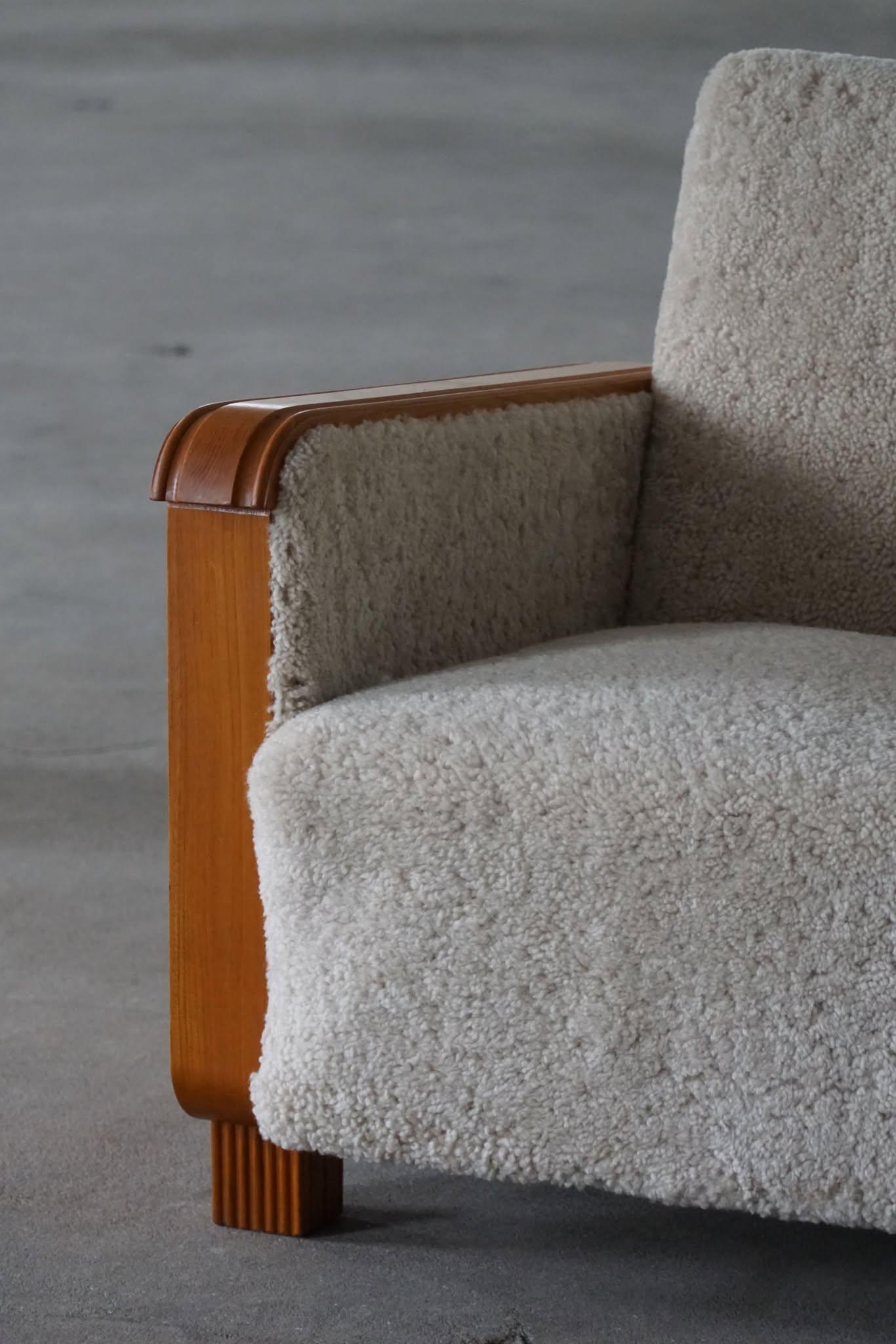 20ième siècle Swedish Grace, paire de chaises longues Art déco en orme et laine d'agneau, années 1930 en vente
