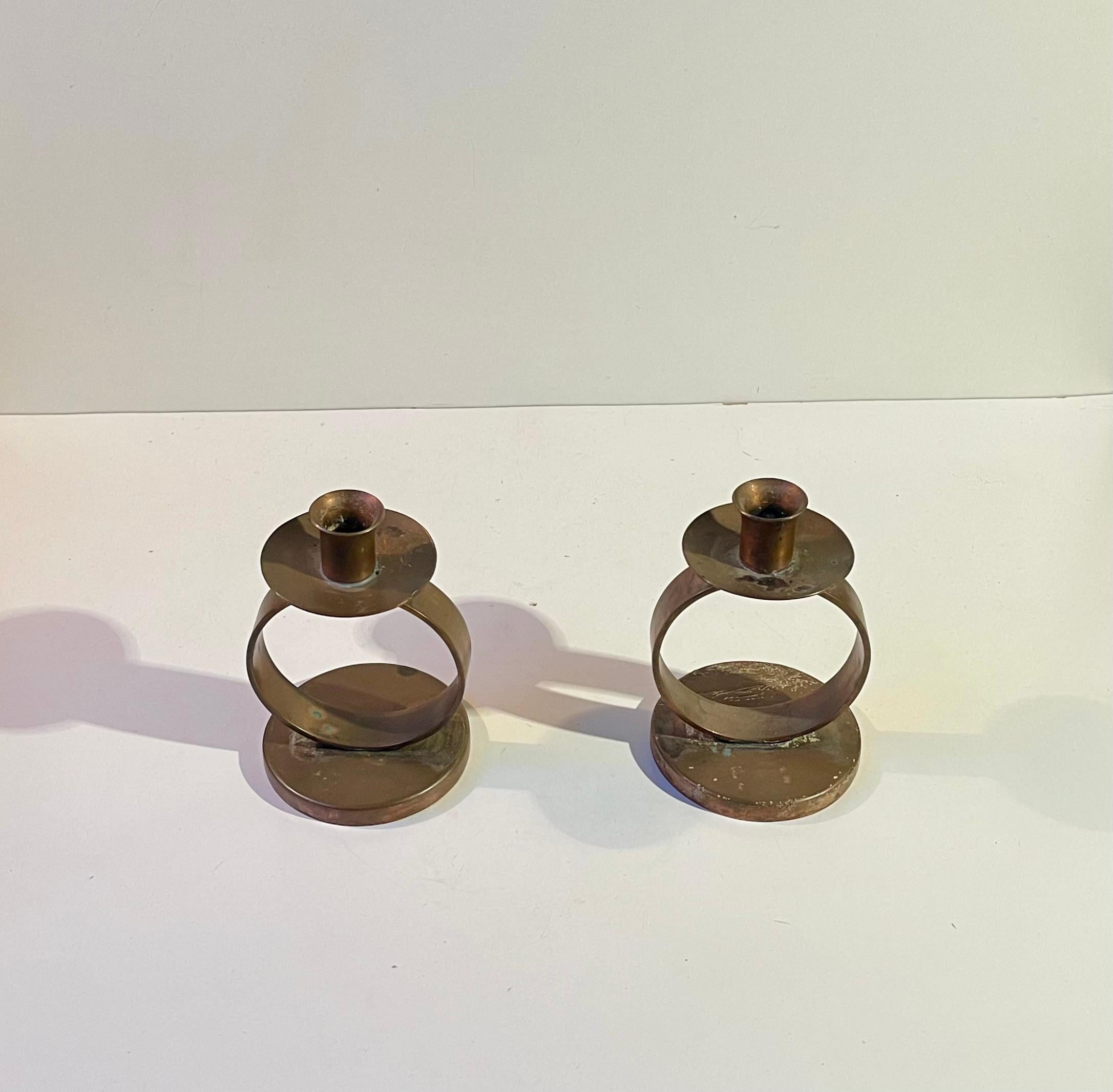 Esta sencilla pero elegante pareja de candelabros circulares de bronce patinado se inscribe en el movimiento del arte y la artesanía. Muy similar a los diseños de Carl-Einar Borgström y Arthur Pe, pero éstos son anteriores. 

Para instalar con velas