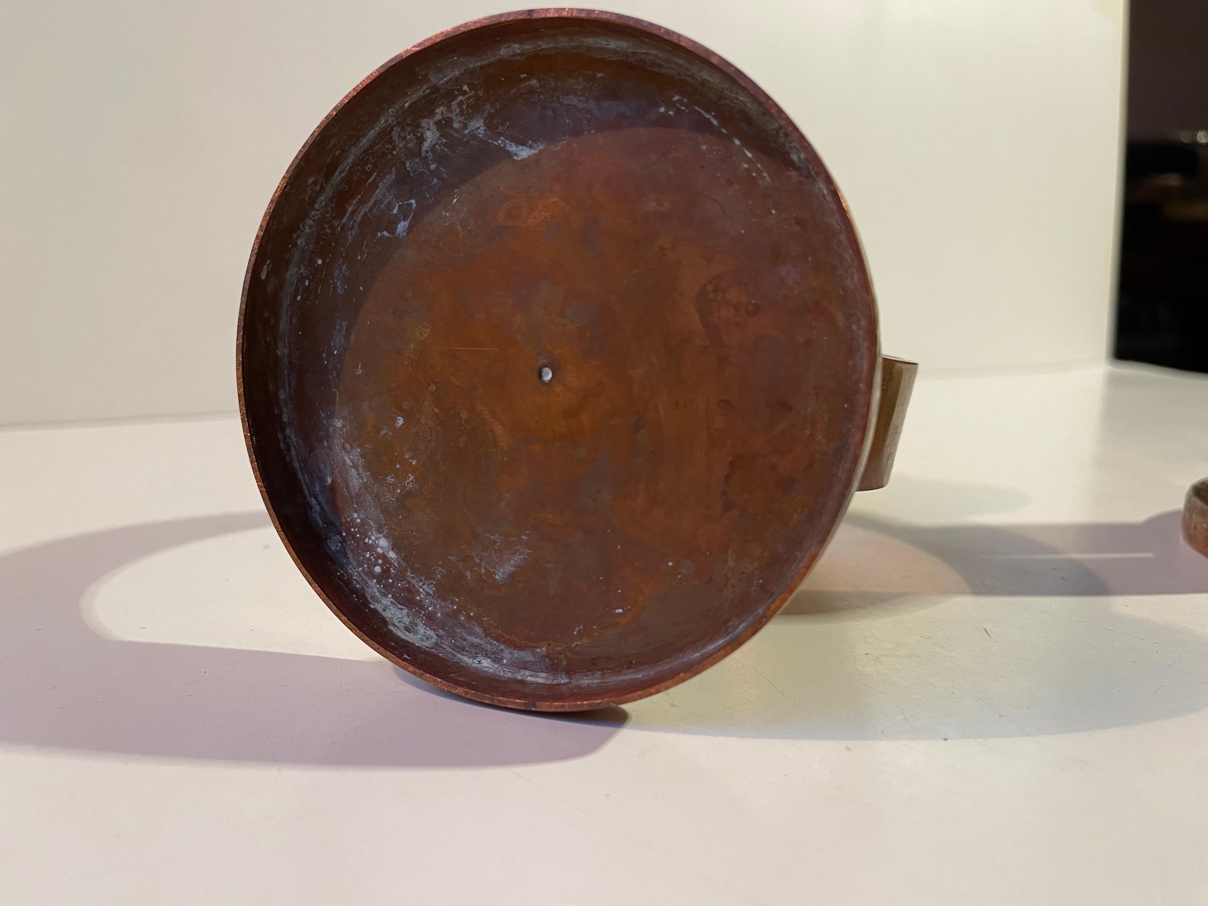 Gracia sueca Un par de candelabros circulares de cobre patinado, años 20 en Bueno estado para la venta en Esbjerg, DK
