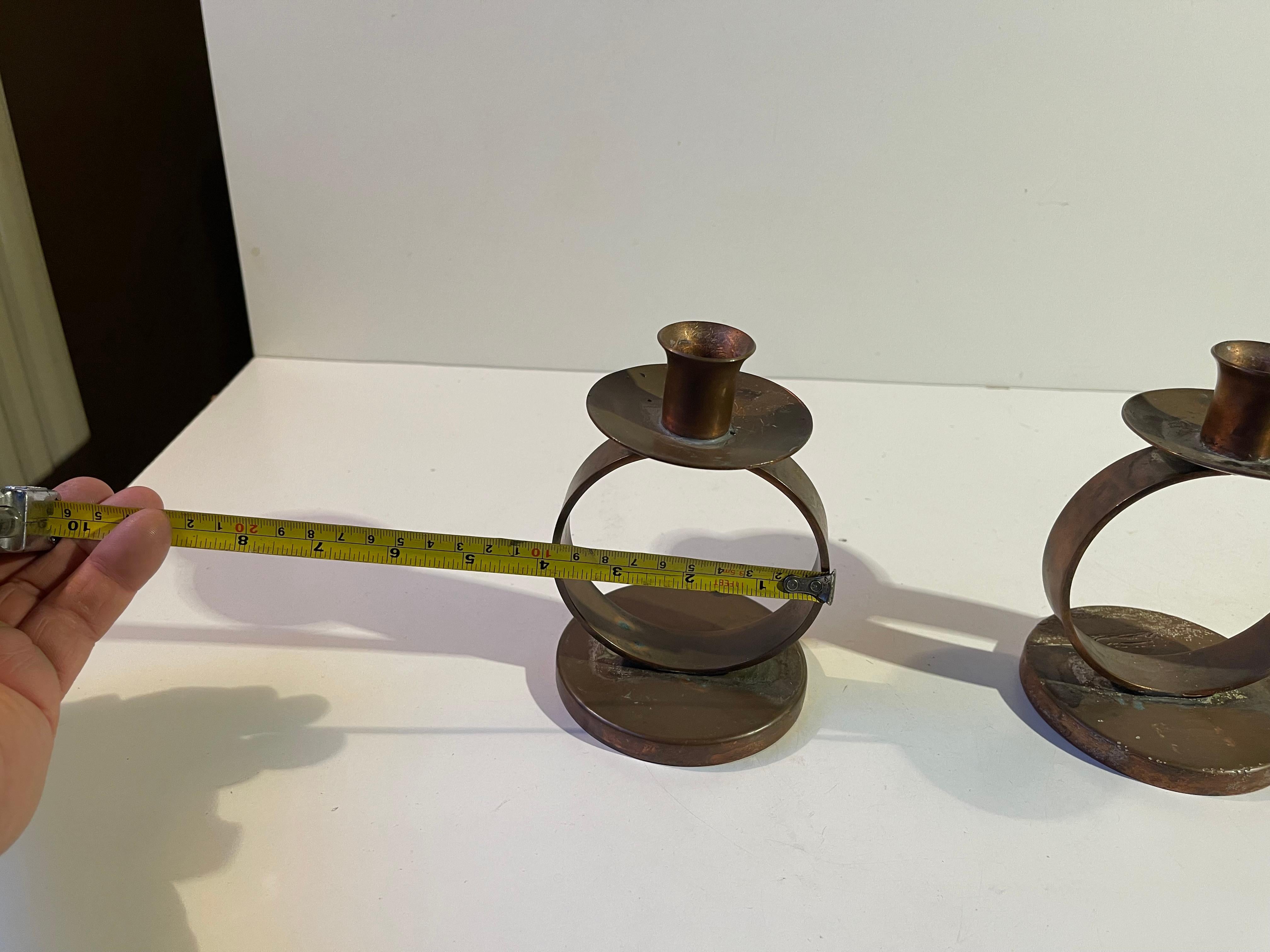 Gracia sueca Un par de candelabros circulares de cobre patinado, años 20 Cobre en venta