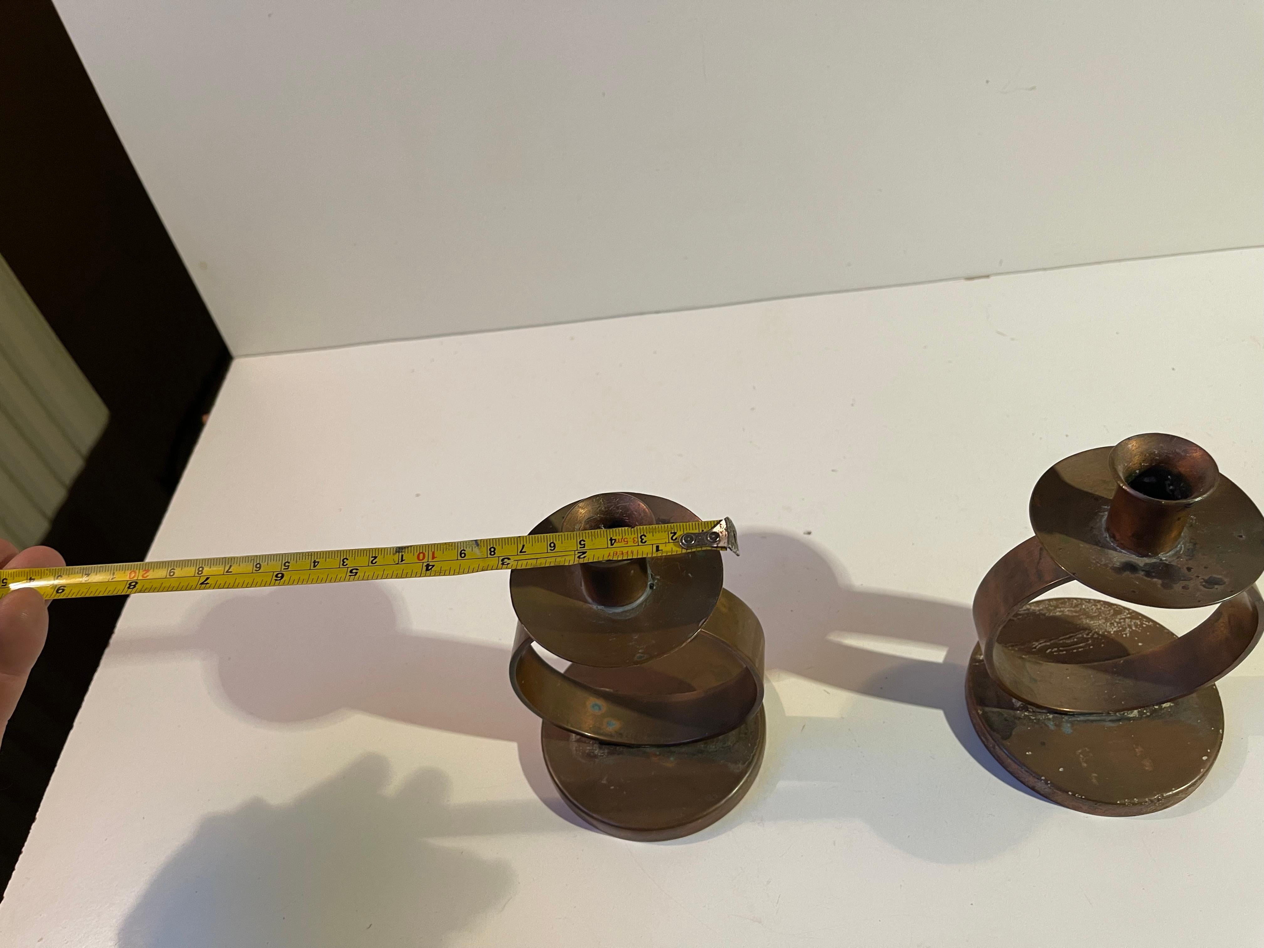 Gracia sueca Un par de candelabros circulares de cobre patinado, años 20 en venta 1