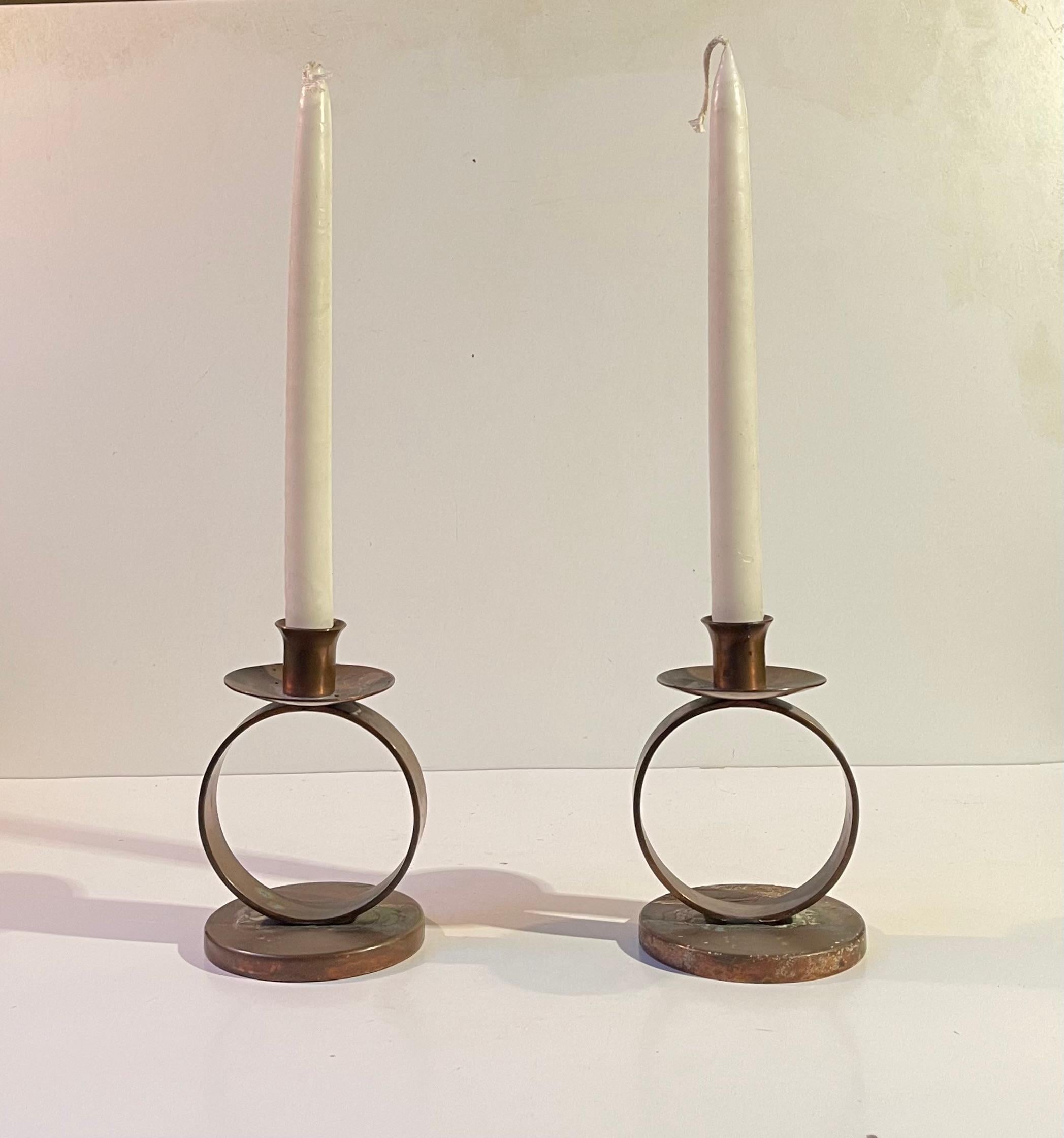Gracia sueca Un par de candelabros circulares de cobre patinado, años 20 en venta 2