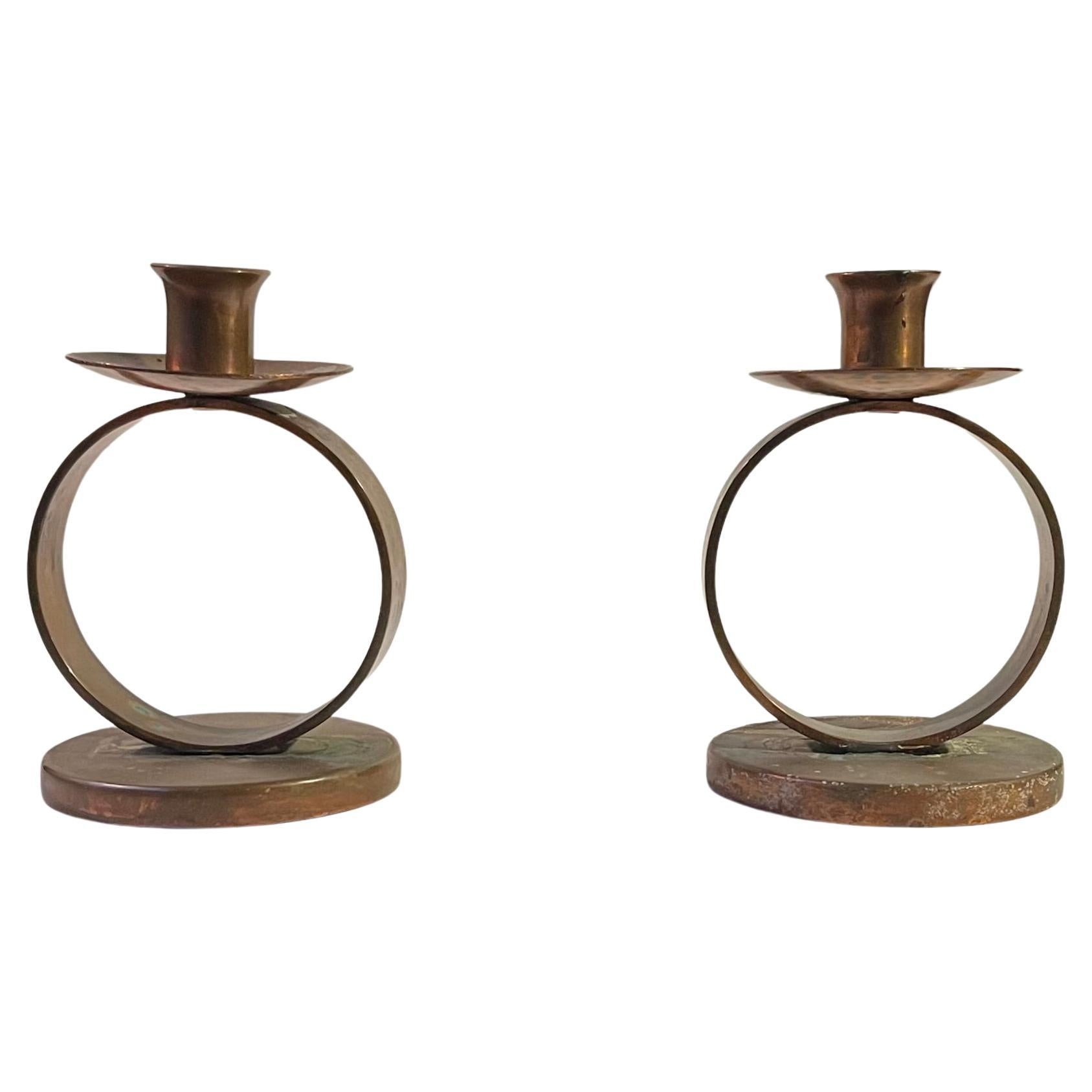 Gracia sueca Un par de candelabros circulares de cobre patinado, años 20 en venta